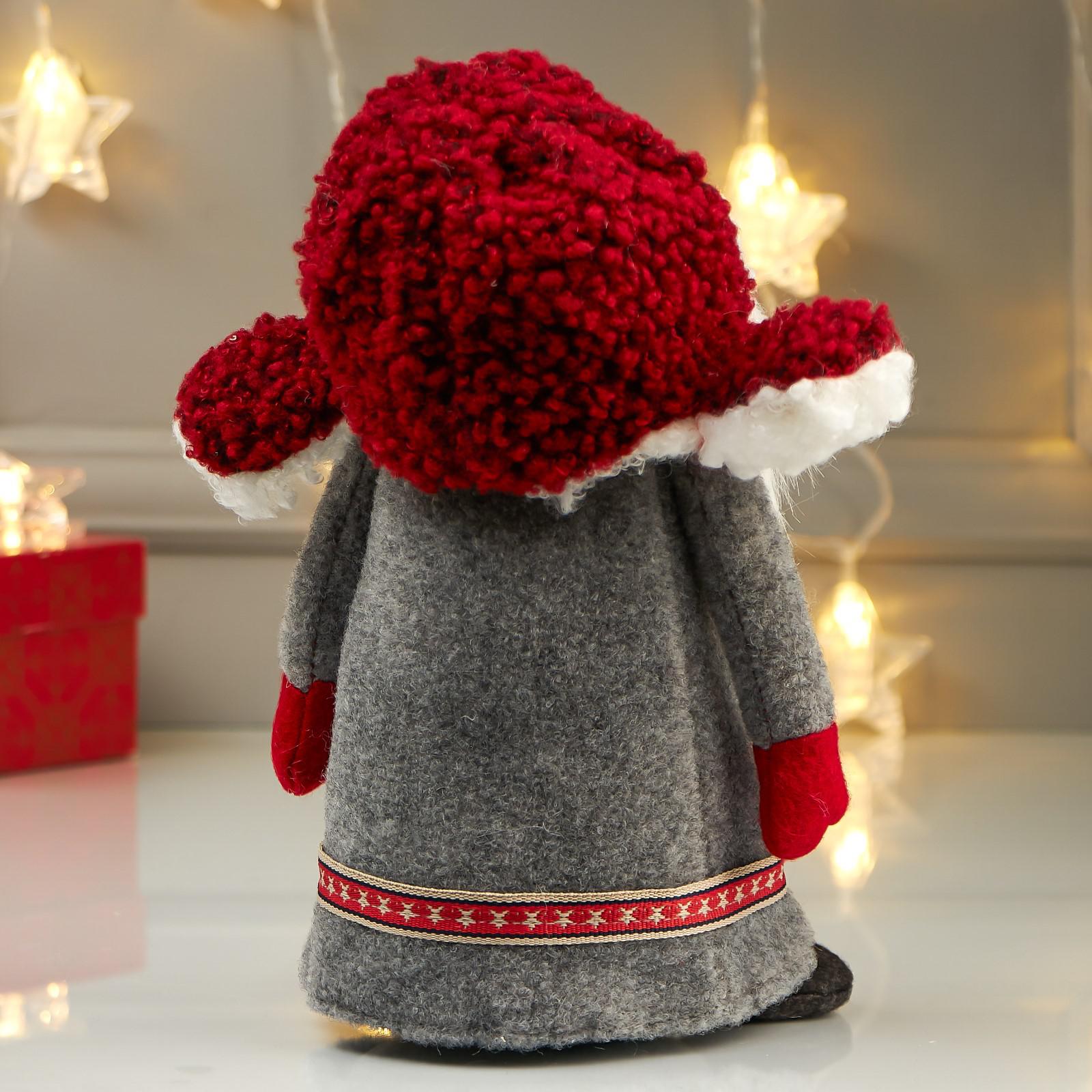Кукла интерьерная Зимнее волшебство «Дедушка Мороз в серой шубе и красной шапке-ушанке» 26х14х18 см - фото 4