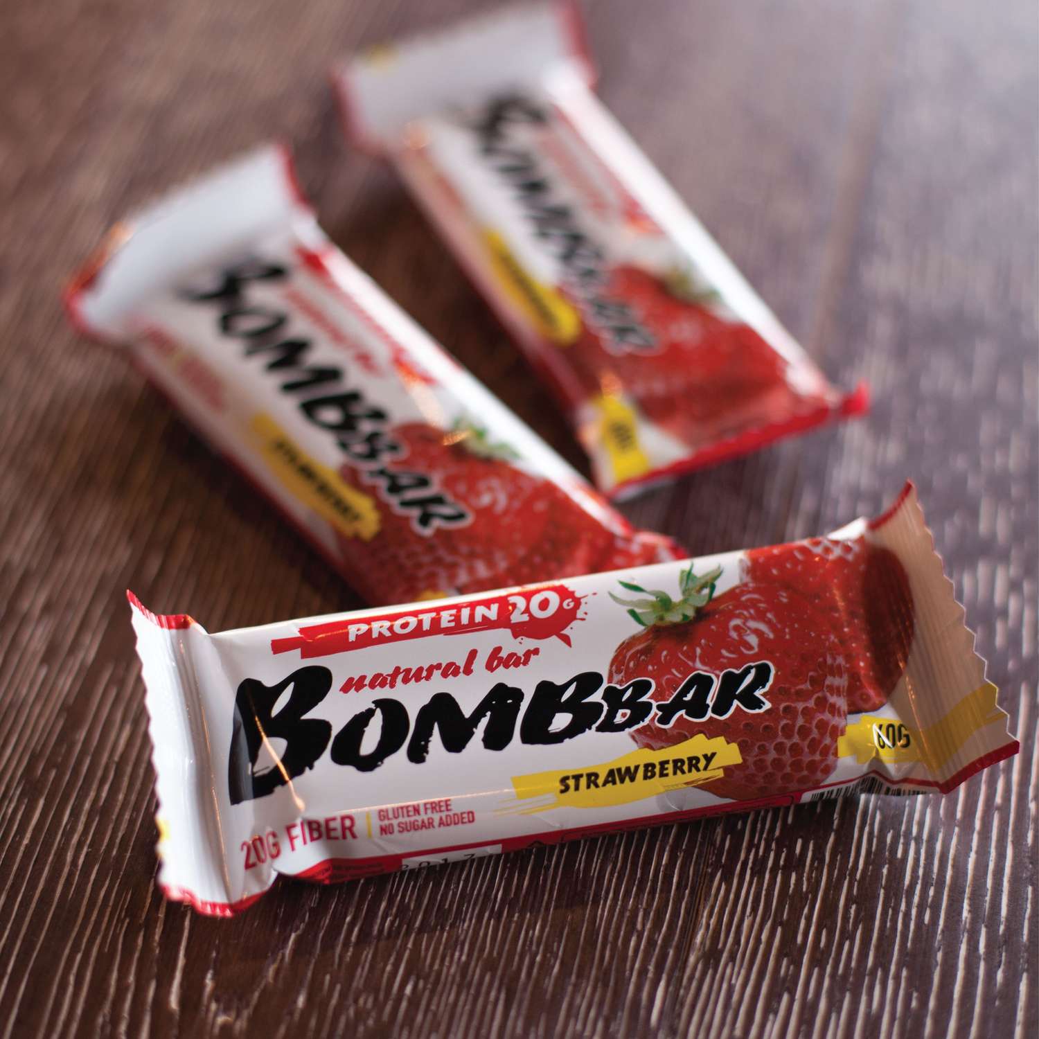 Bombar батончики купить. Протеиновый батончик Бомбар. Bombbar Crunch. Bombbar батончик клубника. Линейка батончиков Бомбар.