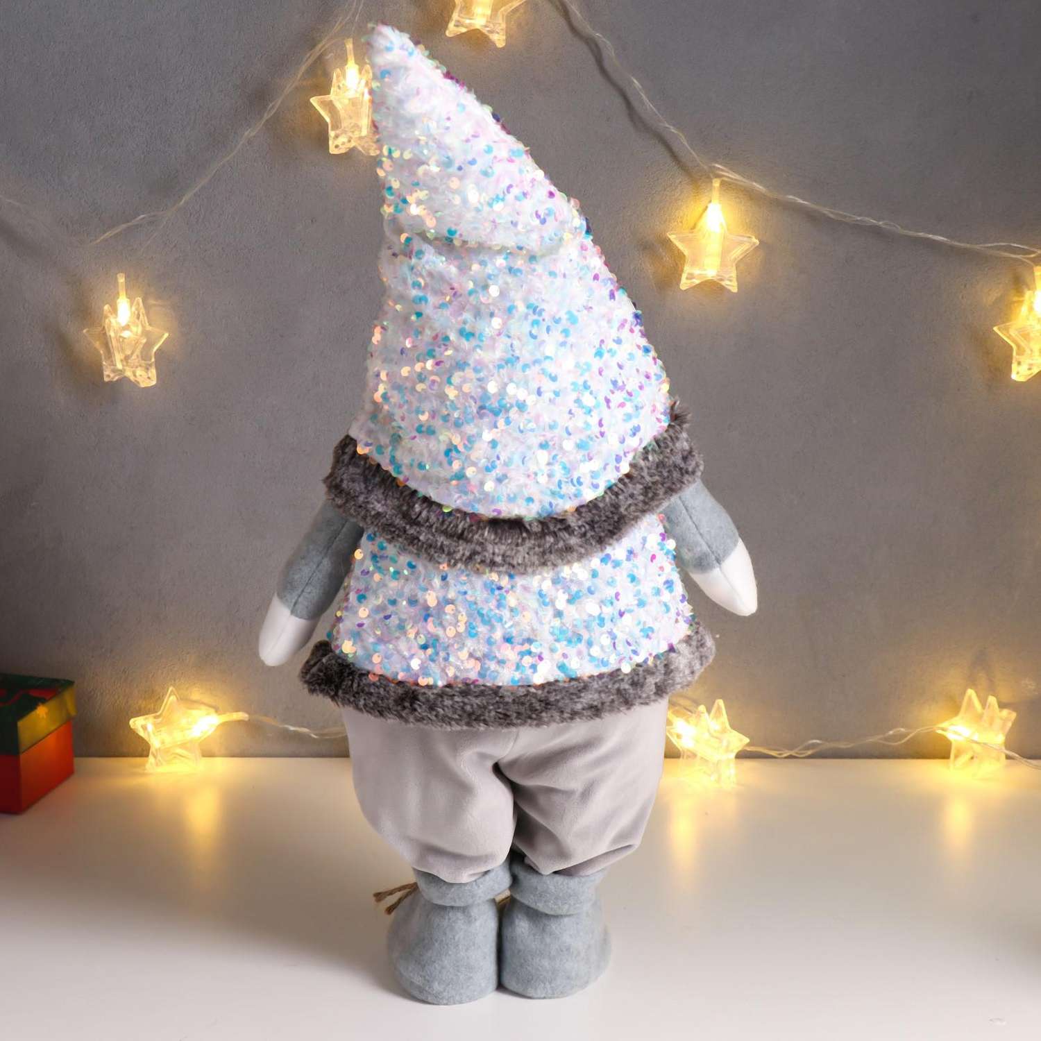 Кукла интерьерная Зимнее волшебство «Дед Мороз в бело-перламутровом колпаке и жилетке с пайетками» 55х16х22 см 62601 - фото 3