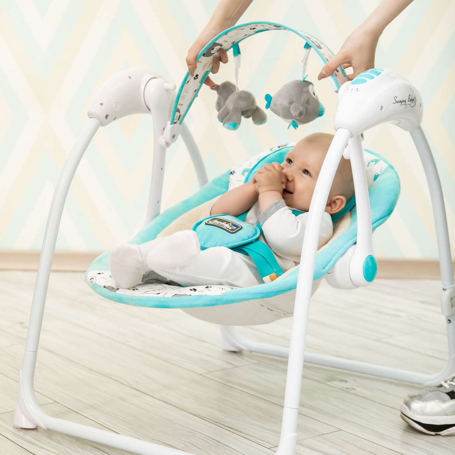 Нужны ли электрокачели. Baby Swing электрокачели. Шезлонг АМАРОБЕБИ. Качели АМАРОБЕБИ.