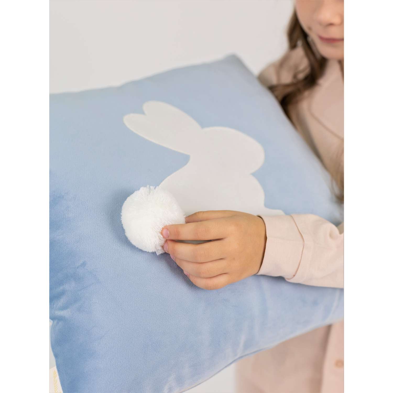 Подушка декоративная детская Мишель Зайка с пушистым хвостом цвет голубой левая - фото 4