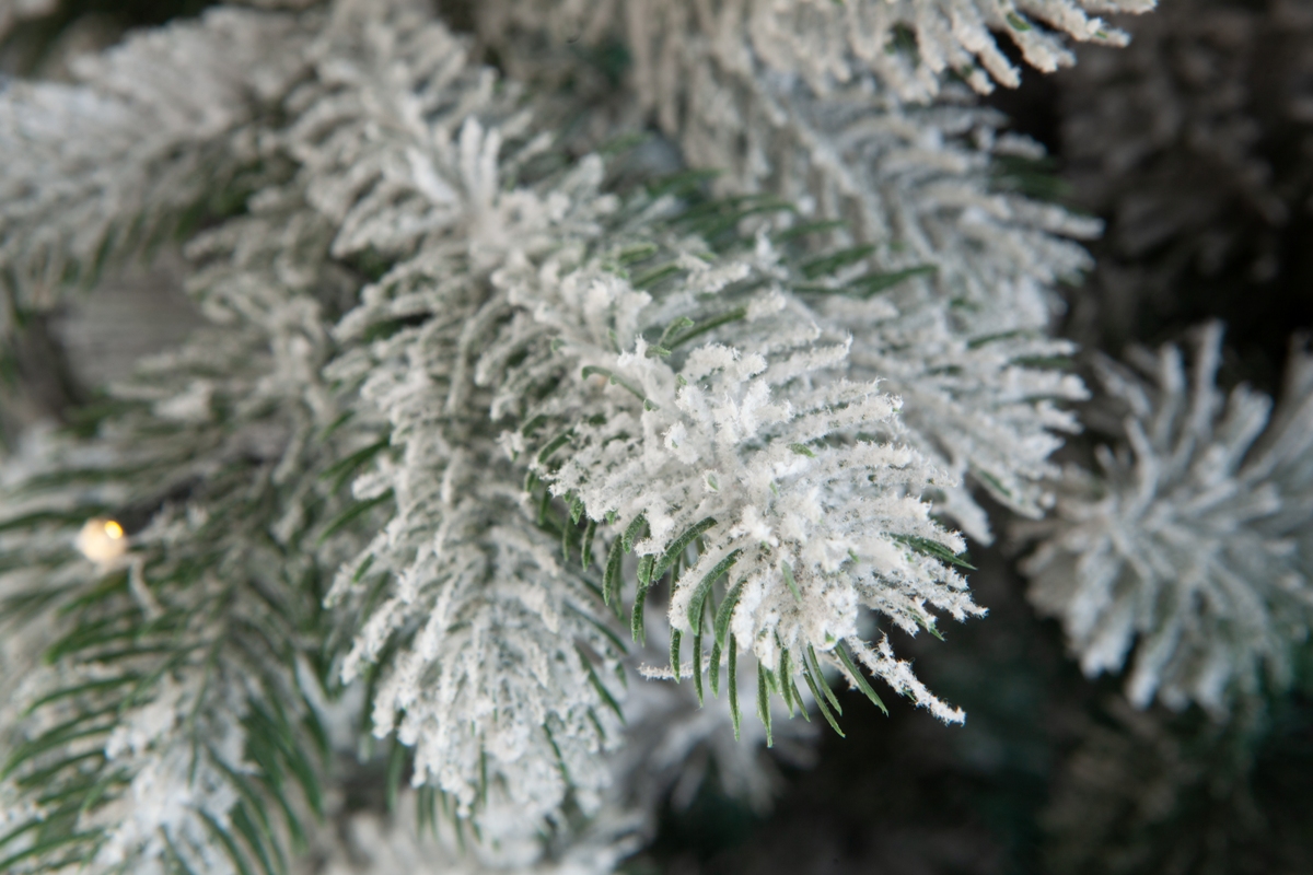 Искусственная елка Crystal Trees Мольвено в снегу с вплетенной гирляндой 155 см. - фото 3