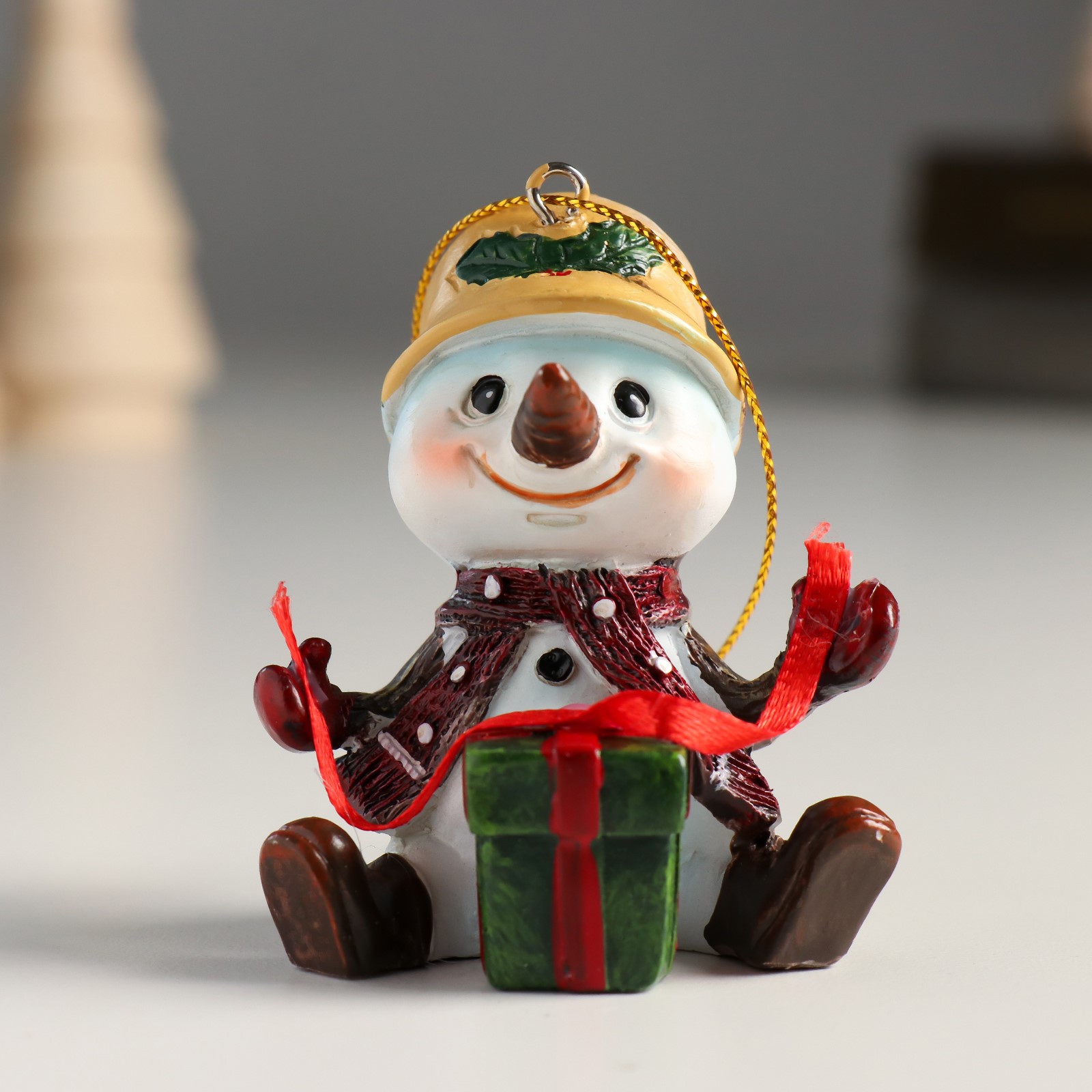 Сувенир Sima-Land полистоун подвеска «Снеговичок с чашкой на голове распаковывает подарок» 6х5х6 см - фото 1