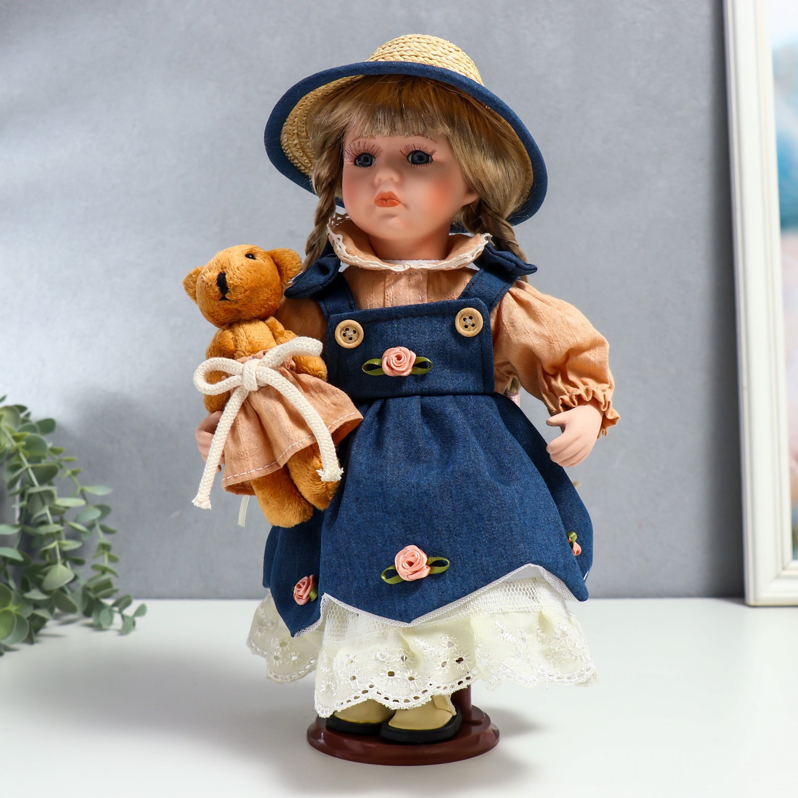 Кукла коллекционная Зимнее волшебство керамика «Сьюзи в джинсовом платье шляпке и с мишкой» 30 см - фото 1