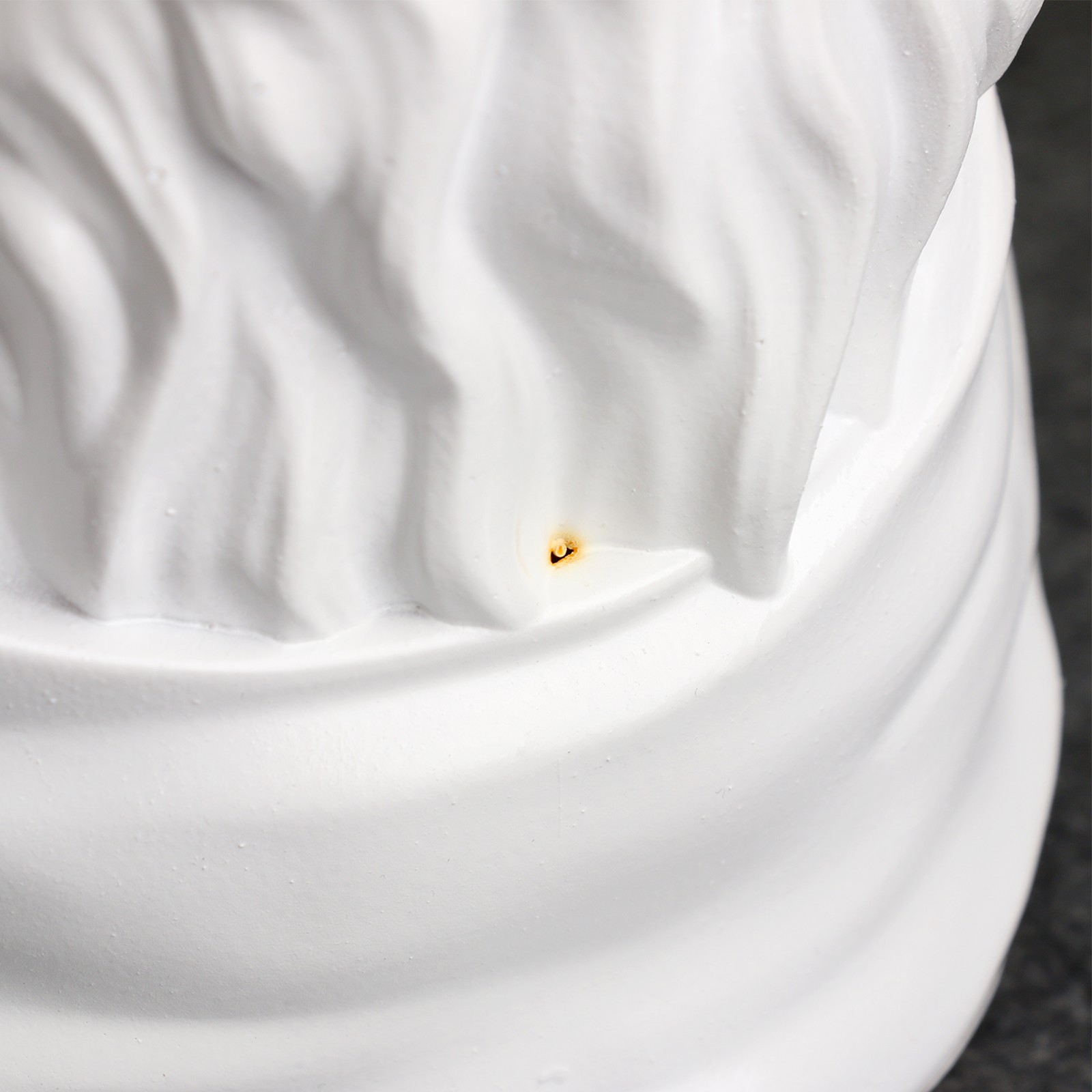 Ваза Хорошие сувениры «Девушка с ромашкой» белая с золотом 0.15 л 32 см - фото 7