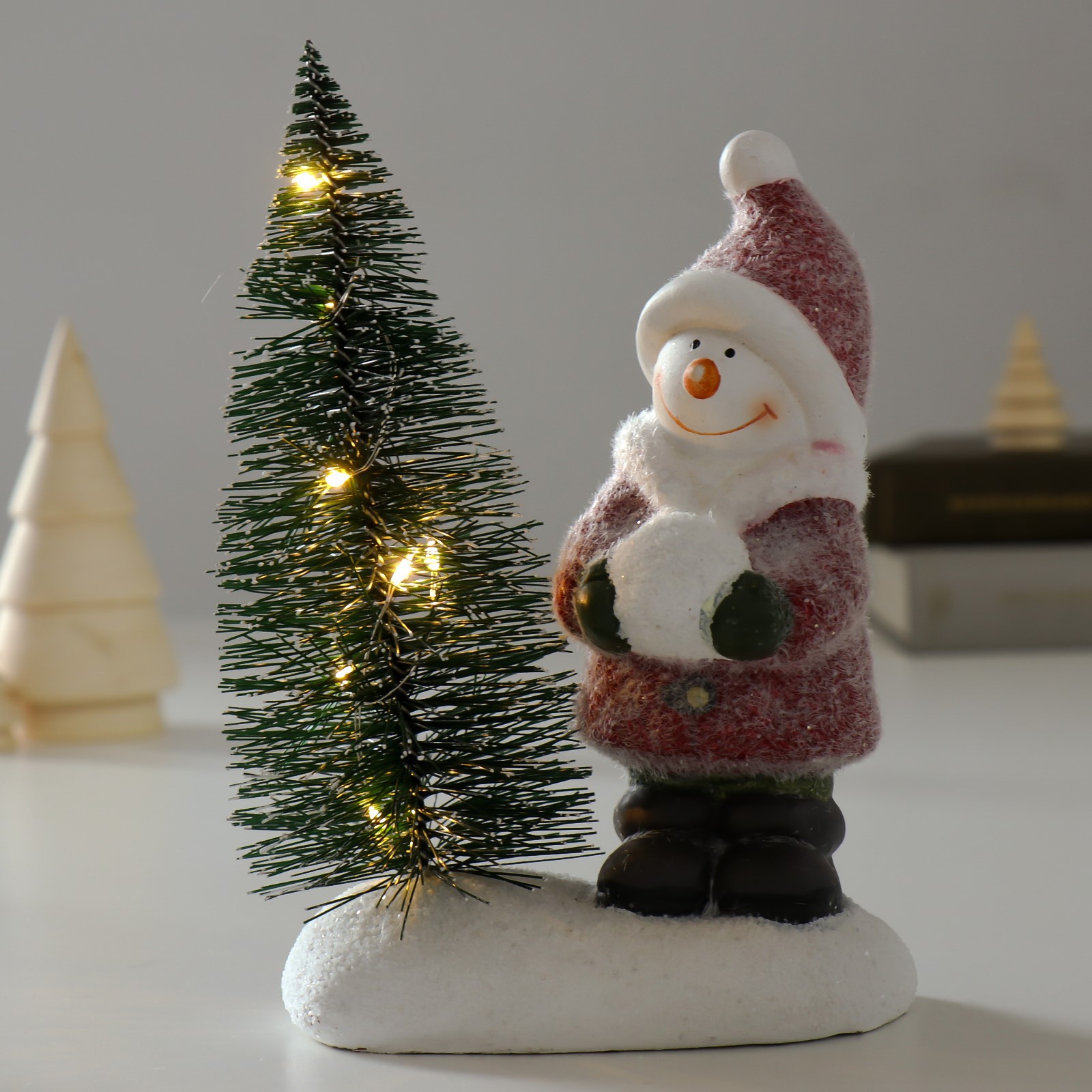 Сувенир Sima-Land керамика свет «Снеговик со снежком у ёлочки» 12х9х26 см - фото 1