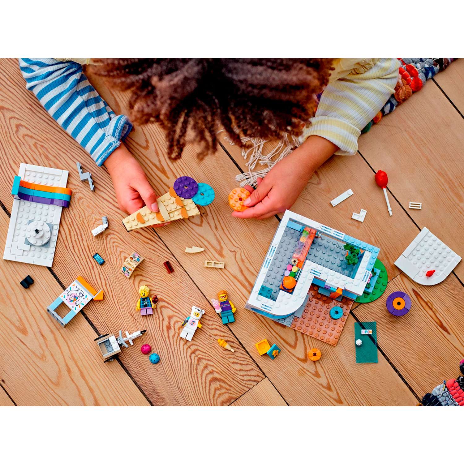 Конструктор детский LEGO City Магазин мороженого 60363 - фото 11