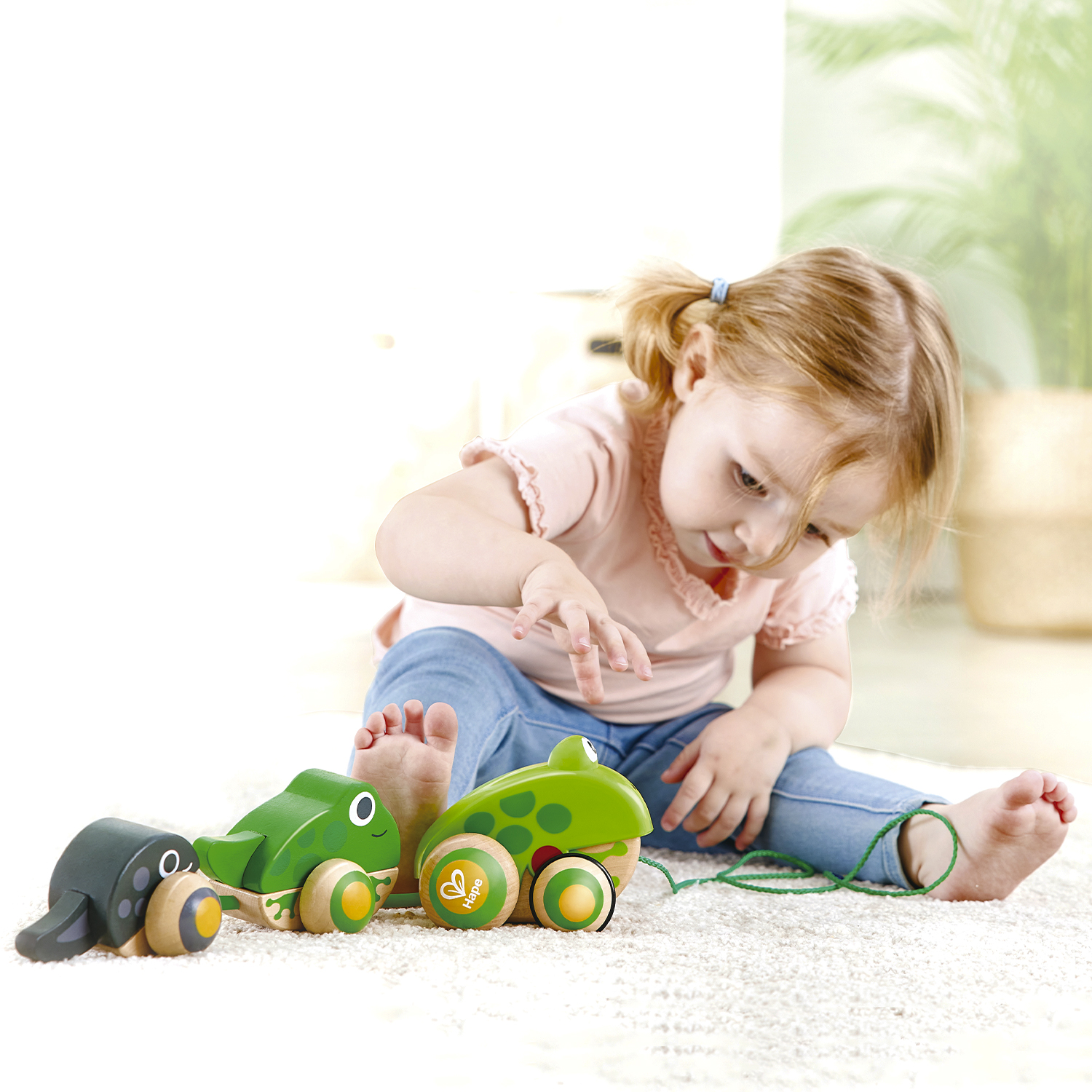 Игрушка для малышей каталка HAPE Семья лягушек на прогулке E0365_HP - фото 4