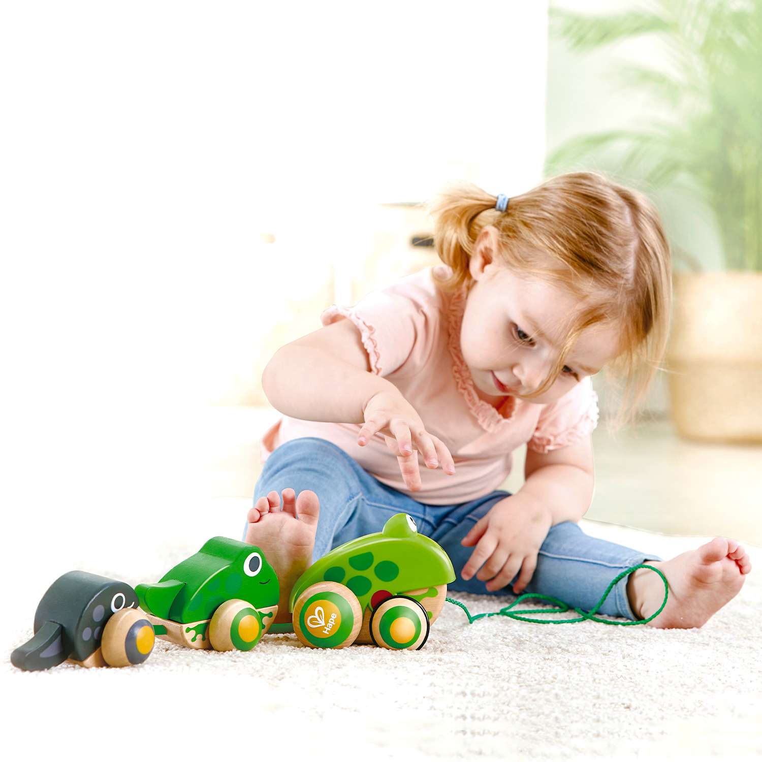 Игрушка для малышей каталка HAPE Семья лягушек на прогулке - фото 3