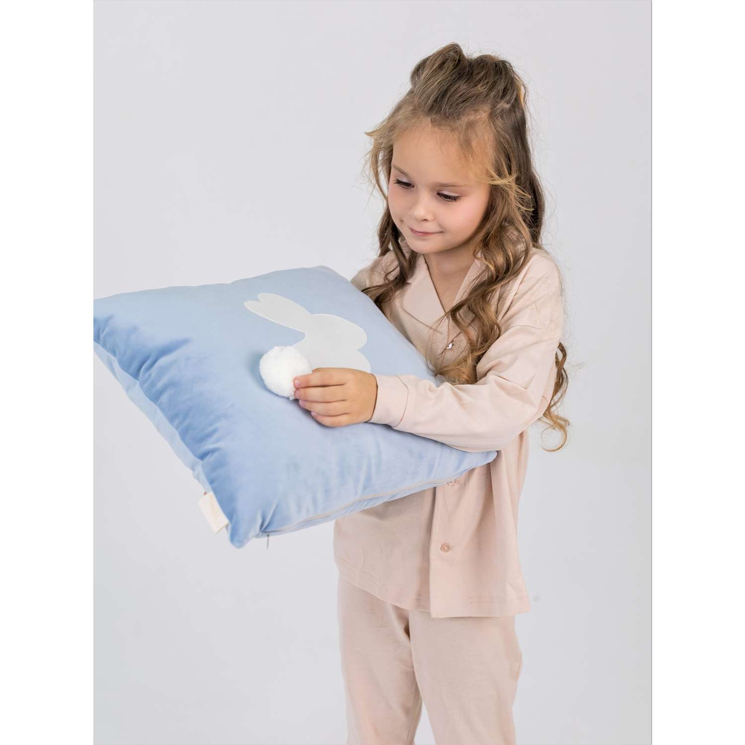 Подушка декоративная детская Мишель Зайка с пушистым хвостом цвет голубой левая - фото 3