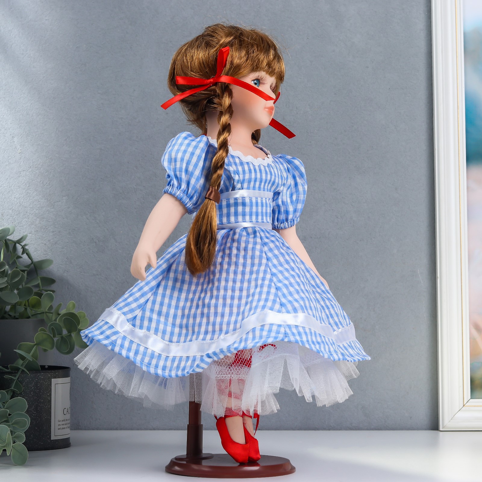 Кукла коллекционная Зимнее волшебство керамика «Мила в синем платье в мелкую клетку» 40 см - фото 2