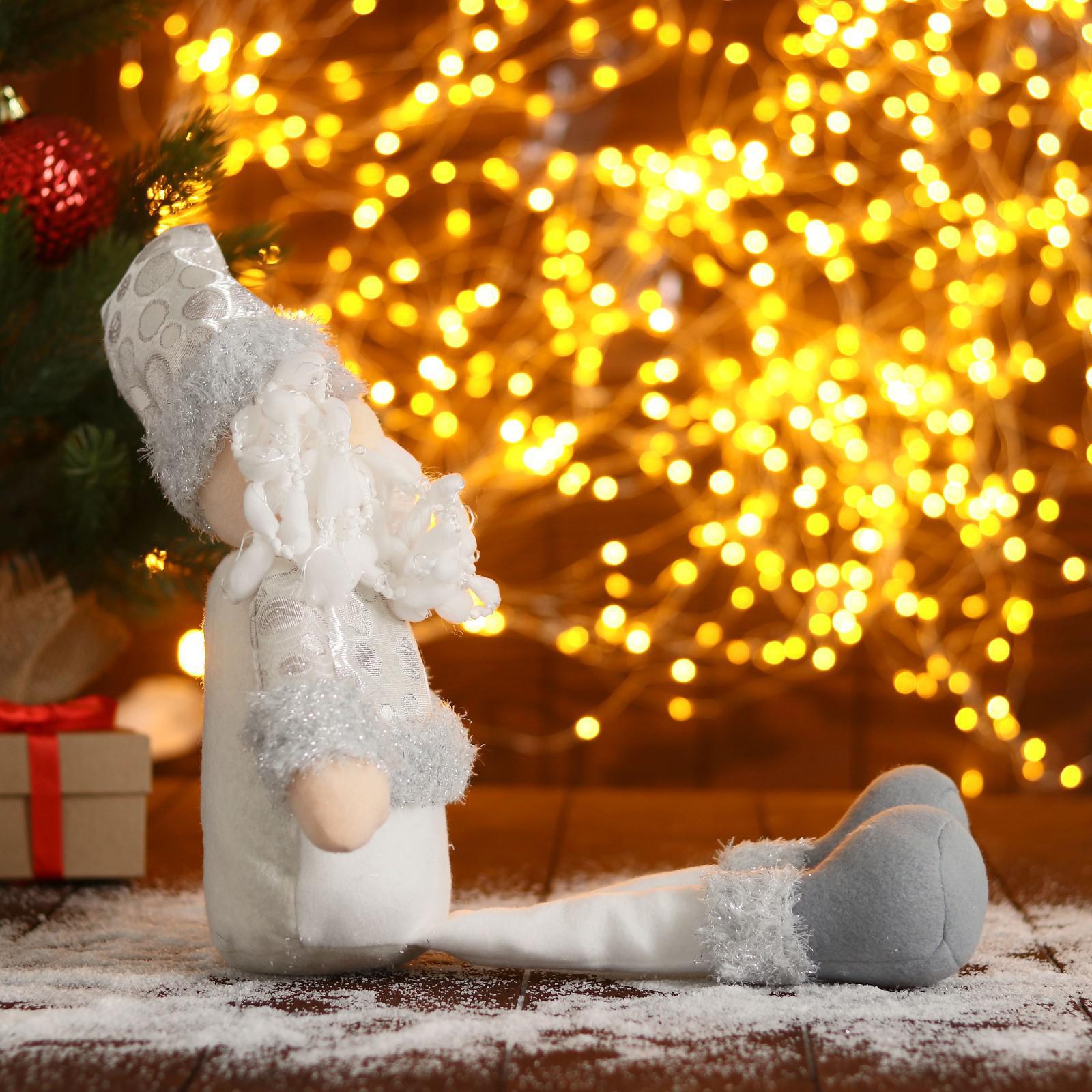 Мягкая игрушка Зимнее волшебство «Дед Мороз в шапочке с кружочками-длинные ножки» 15х45 см серебристо-белый - фото 4