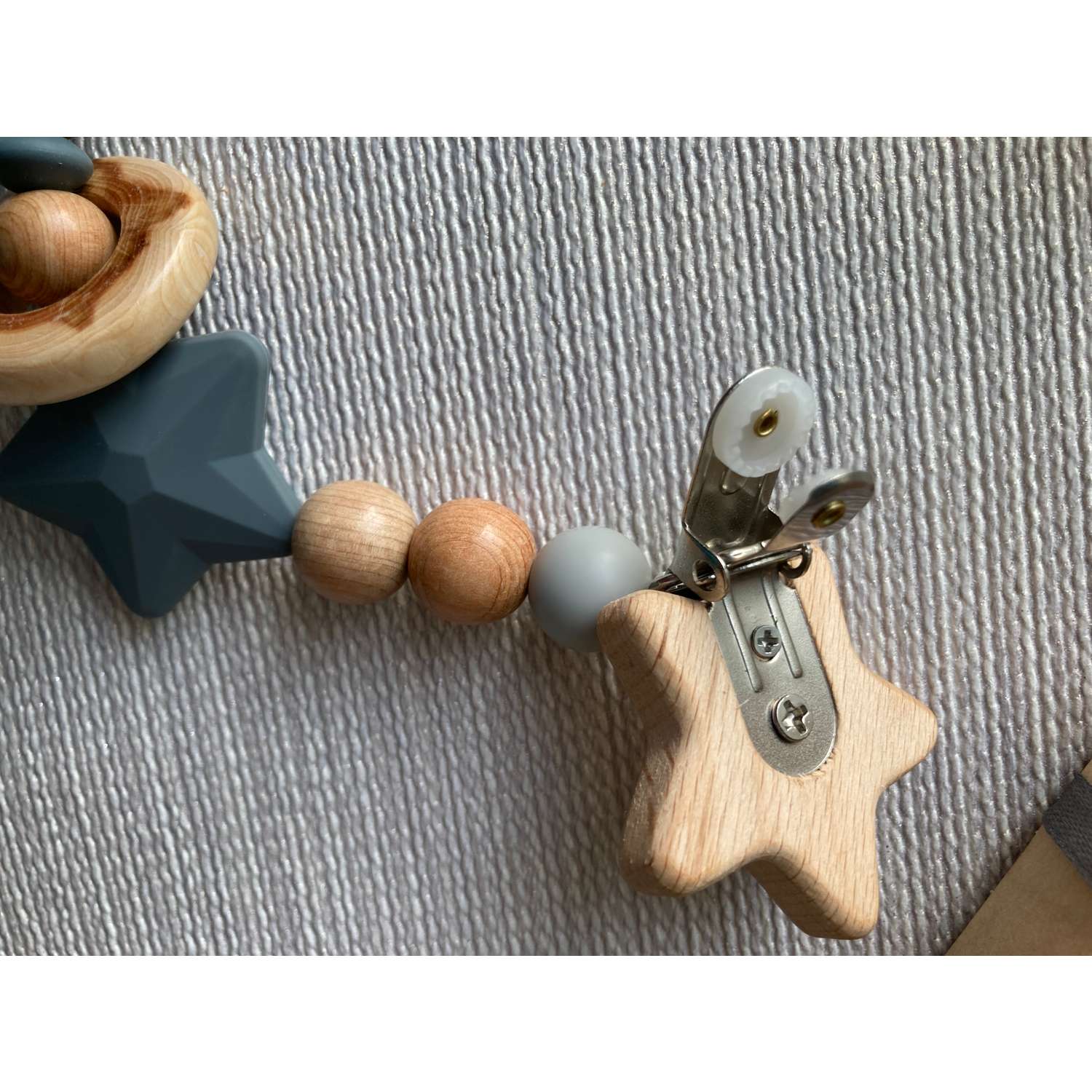 Подарочный набор младенцу Счастливые Моменты Можжевелово/силиконовый + Грызунок «ушки-зайчика» серый - фото 3