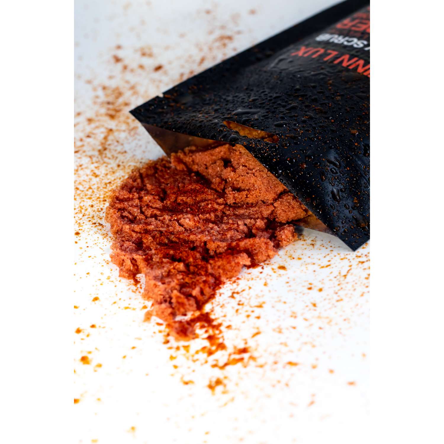 Скраб для тела Finn Lux соляной Pepper с экстрактом жгучего перца 250 г - фото 3