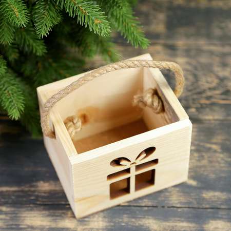 Кашпо Sima-Land деревянное «Новогодний подарок» ручка шнур 12.5х10.5х9.5 см