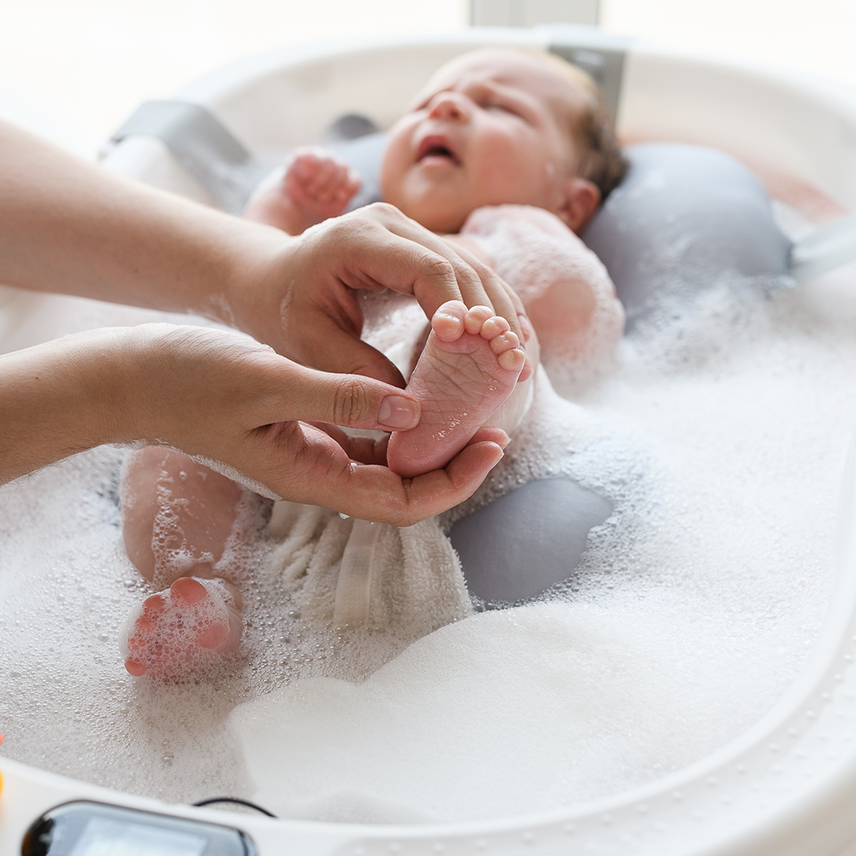 Ванночка для новорожденных Miyoumi с матрасиком и термометром складная - Blush - фото 16