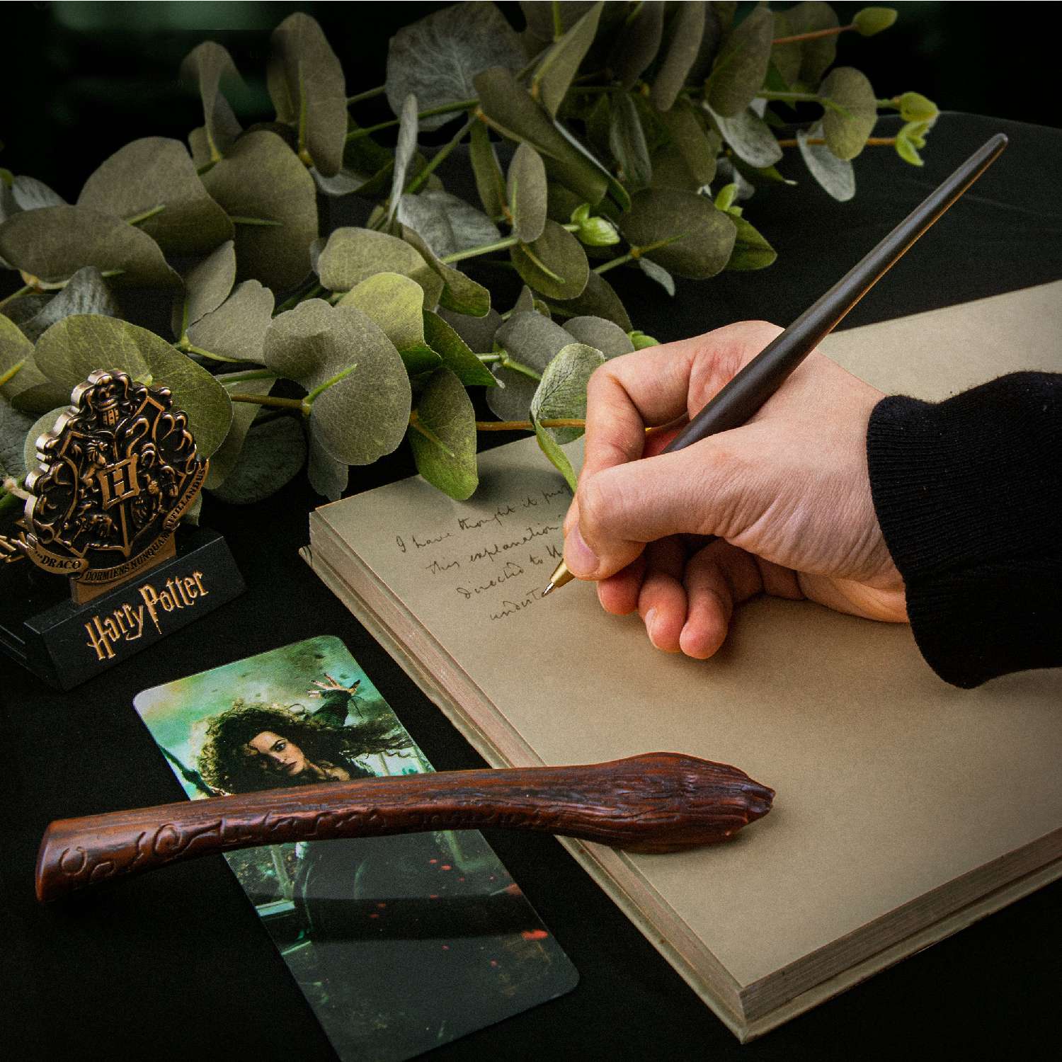 Ручка Harry Potter в виде палочки Беллатрисы Лестрейндж 25 см с подставкой и закладкой - фото 7