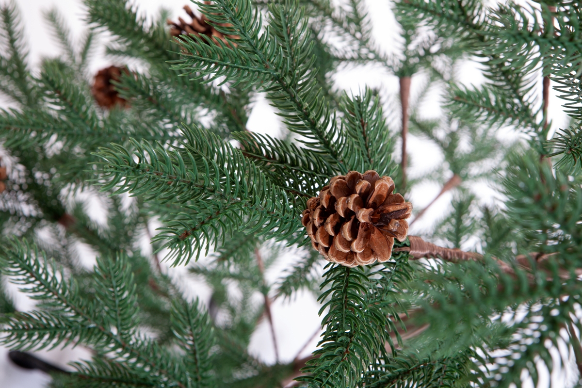 Искусственная елка Crystal Trees Борго зеленая с шишками 210 см. - фото 3