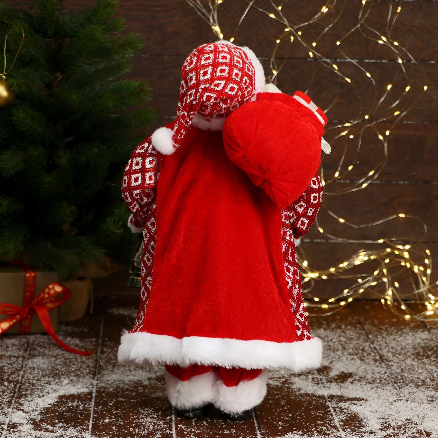 Дед мороз Зимнее волшебство «В колпачке и шубе ромбик с фонариком и подарками» 23х45 см - фото 3