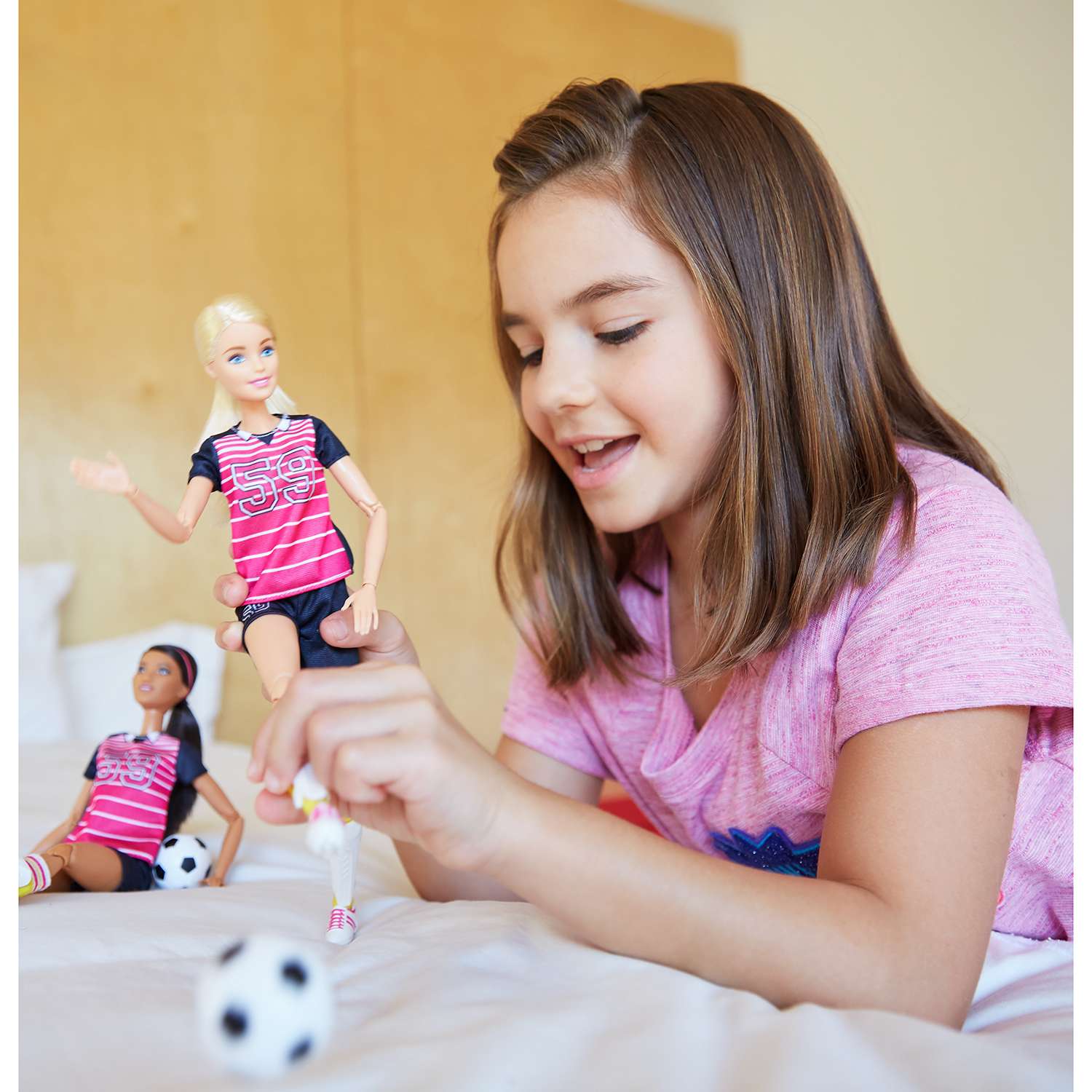 Малышка крепко держала кукол. Девочка играет в куклы. Девочки играют. Девушка играет в куклы. Куклы для девочек.