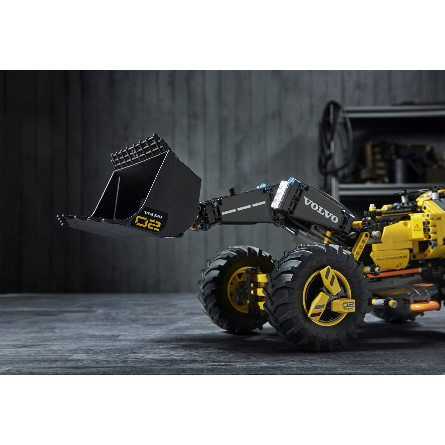 Конструктор LEGO Technic Volvo колёсный погрузчик ZEUX 42081 - фото 32