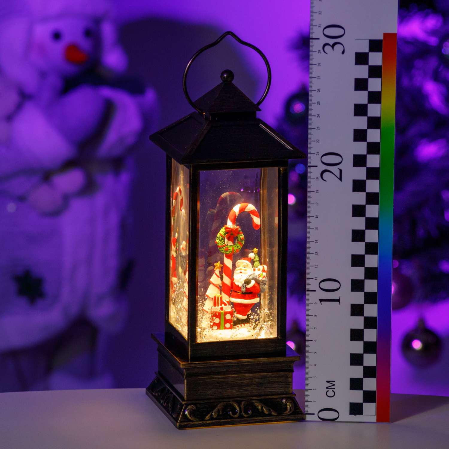 Декоративный фонарь BABY STYLE Новогодний Дед мороз у большого леденца маслянный USB высота 28 см ширина 10.5 см - фото 2