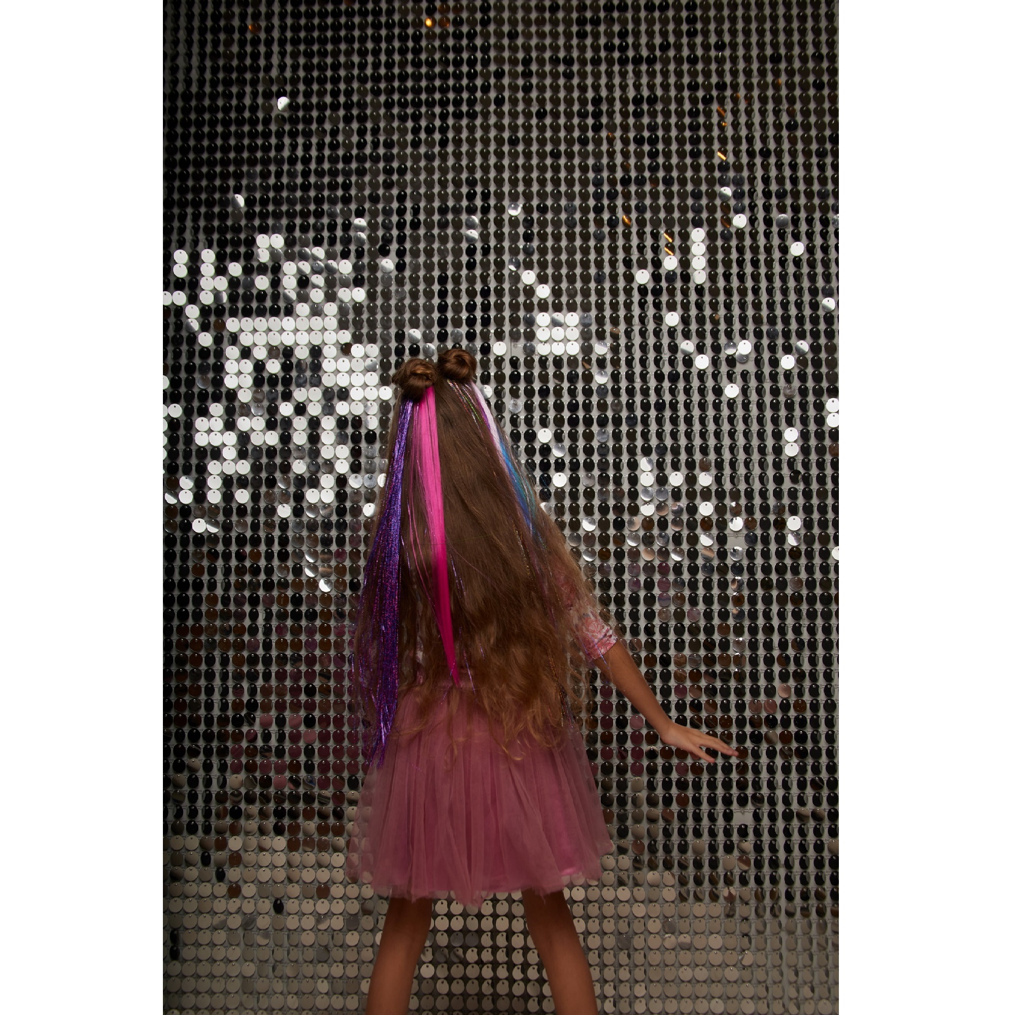 Цветные пряди для волос Lukky Fashion на заколках искусственные детские блестящие золотые 60 см аксессуары для девочек - фото 11