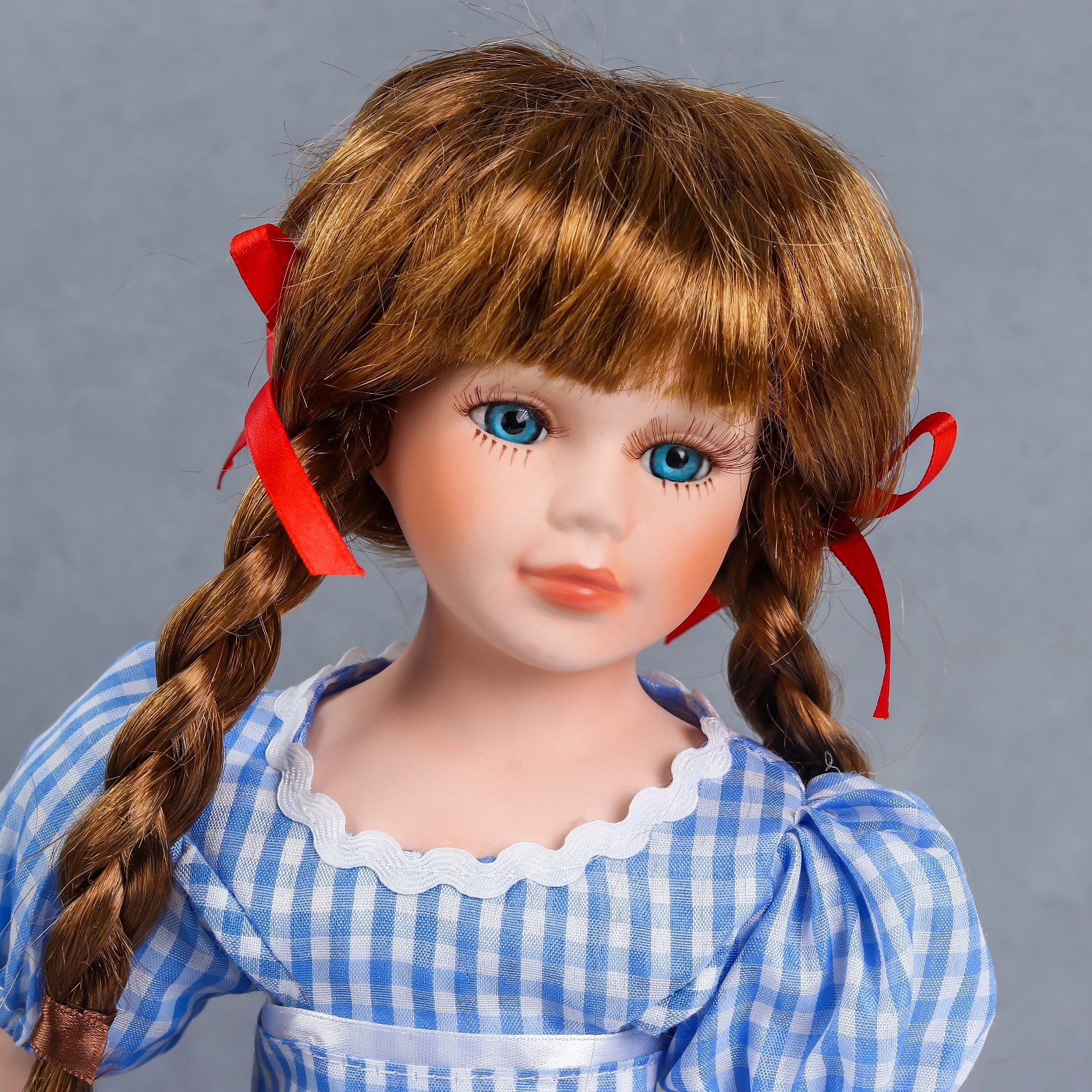 Кукла коллекционная Зимнее волшебство керамика «Мила в синем платье в мелкую клетку» 40 см - фото 5