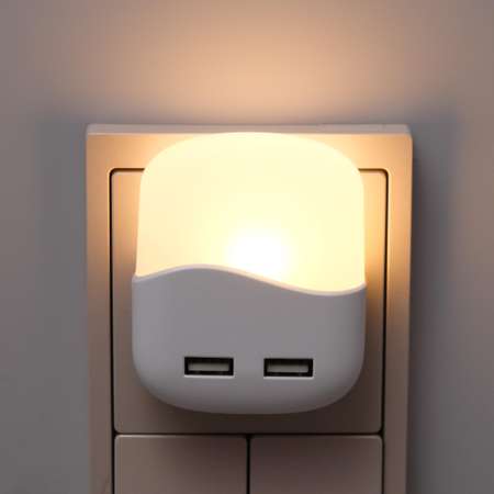 Светильник настенный СТАРТ в форме квадрата белого цвета два разъема USB