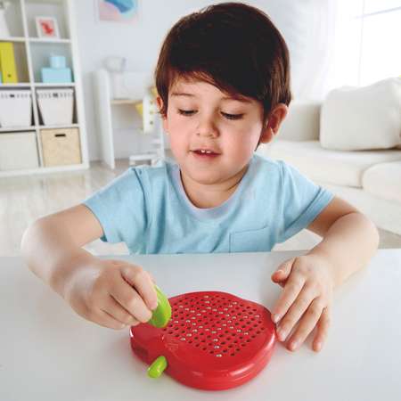 Детская развивающая игрушка HAPE магнитная доска для рисования узоров и фигур Красное Яблоко