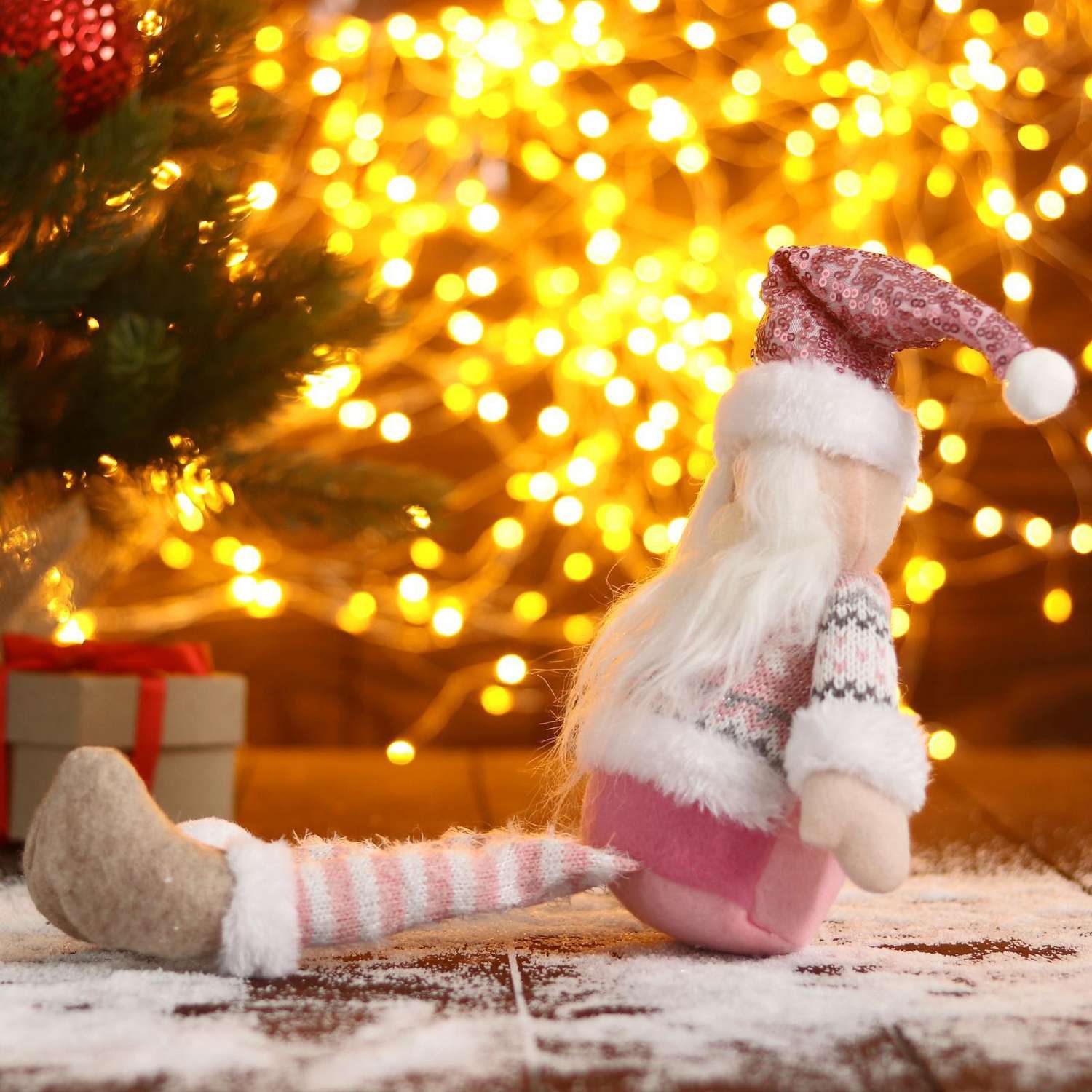 Мягкая игрушка Зимнее волшебство «Дед Мороз в розой шапочке-длинные ножки» 11х37см бело-розовый - фото 2