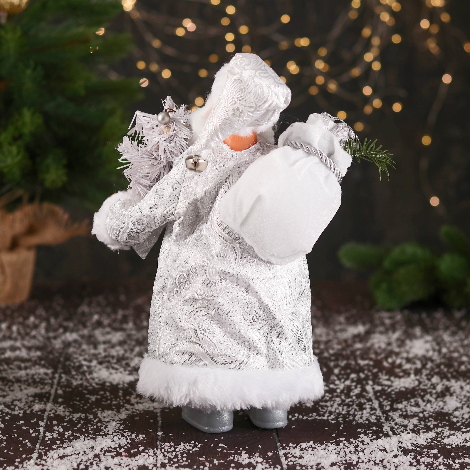 Дед мороз Зимнее волшебство «В высоком колпачке в ремешке и с мешком» 30 см серебристо-белый - фото 3