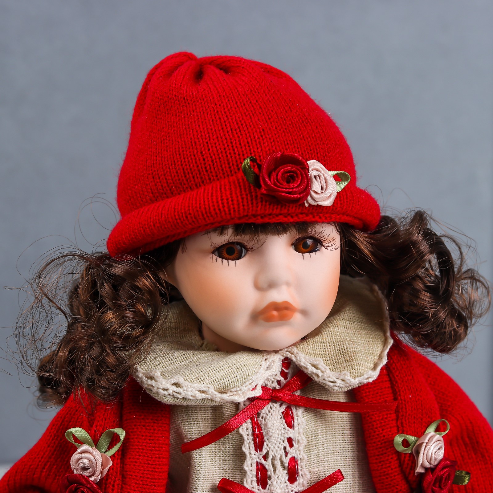 Кукла коллекционная Зимнее волшебство керамика «Лиза в платье с цветами в красном жакете» 30 см - фото 5