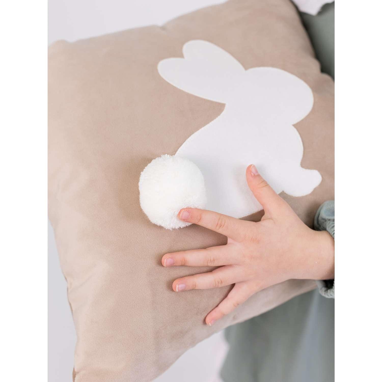 Подушка декоративная детская Мишель Зайка с пушистым хвостом бежевый цвет левая - фото 3