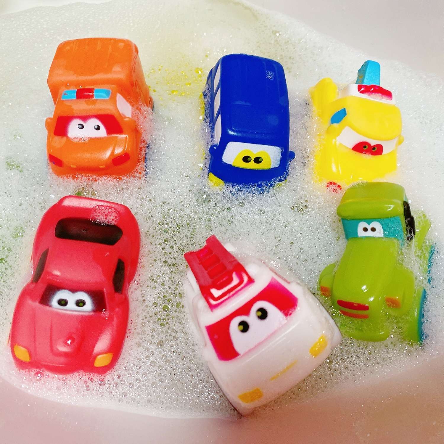 Машинки купаются. Машинки для купания. Машинки 6 штук. Игрушечная машинка в ванной. Ванна с машинкой.