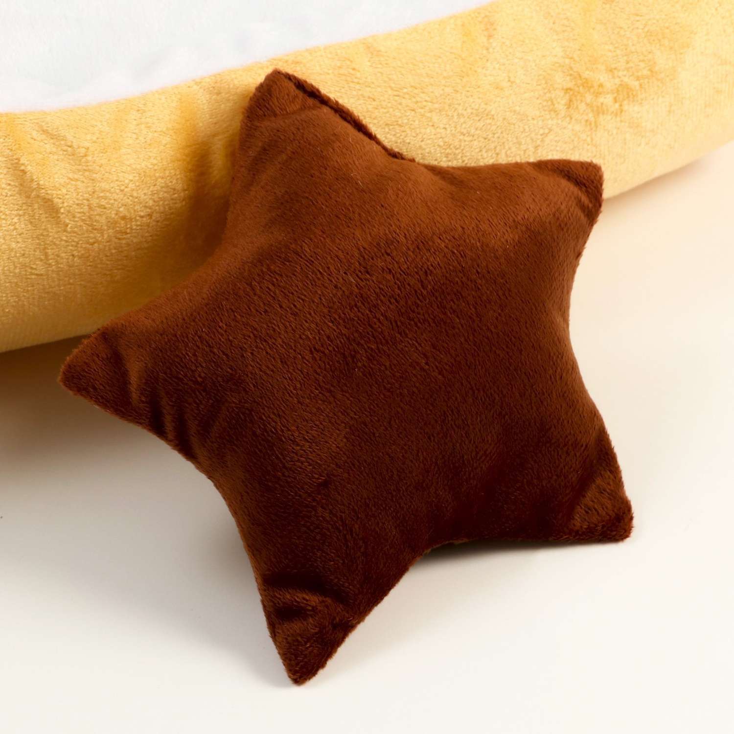 Лежанка Пижон мягкая прямоугольная со съемной подушкой + игрушка звезда 54х42х11 см персик - фото 4