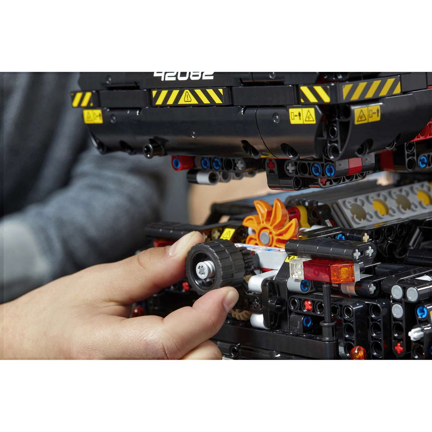 Конструктор LEGO Technic Подъёмный кран для пересечённой местности 42082 - фото 20