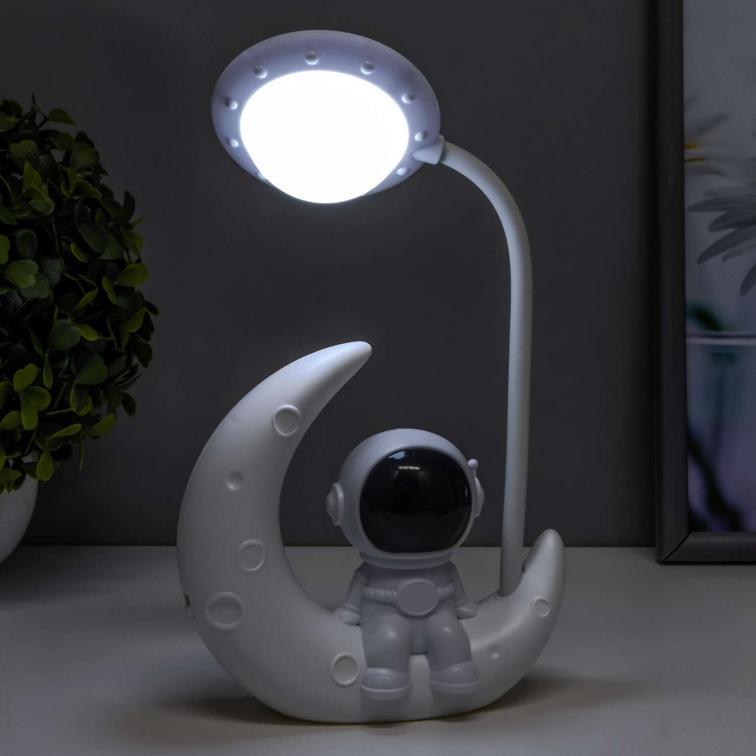 Настольная лампа Sima-Land «Астронавт на луне» LED 3Вт USB АКБ 13х5х26 см - фото 3