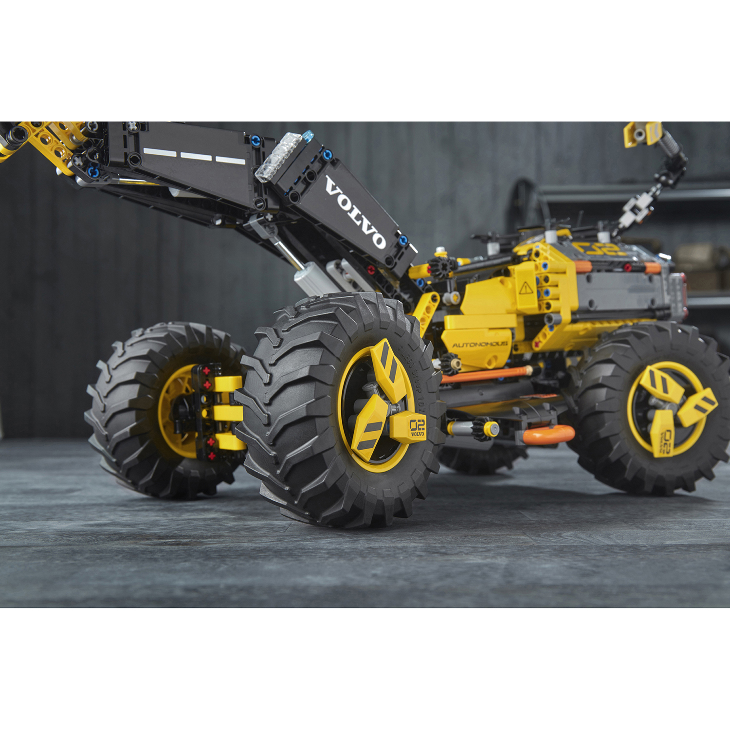 Конструктор LEGO Technic Volvo колёсный погрузчик ZEUX 42081 - фото 31