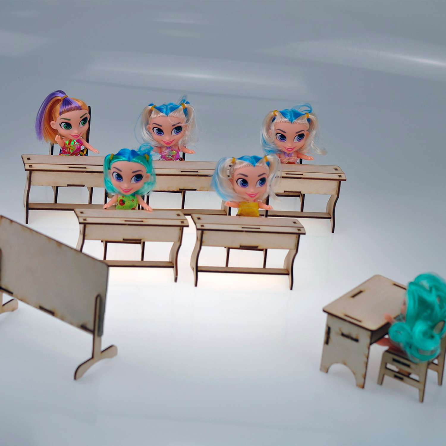 Игровой деревянный класс Amazwood 5 парт- учительский стол - доска - 6 стульев - 6 кукол AW1006 - фото 7