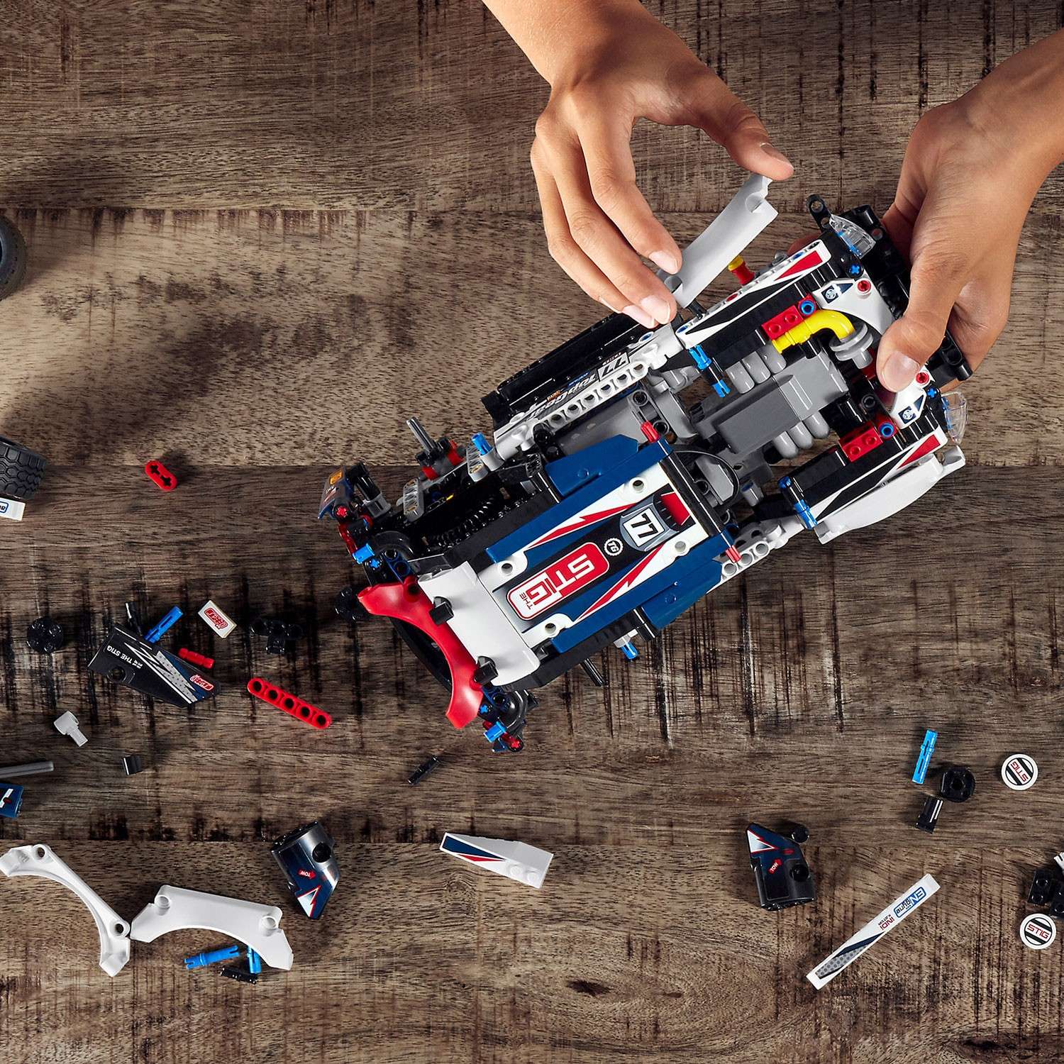 Конструктор LEGO Technic Гоночный автомобиль Top Gear 42109 - фото 17