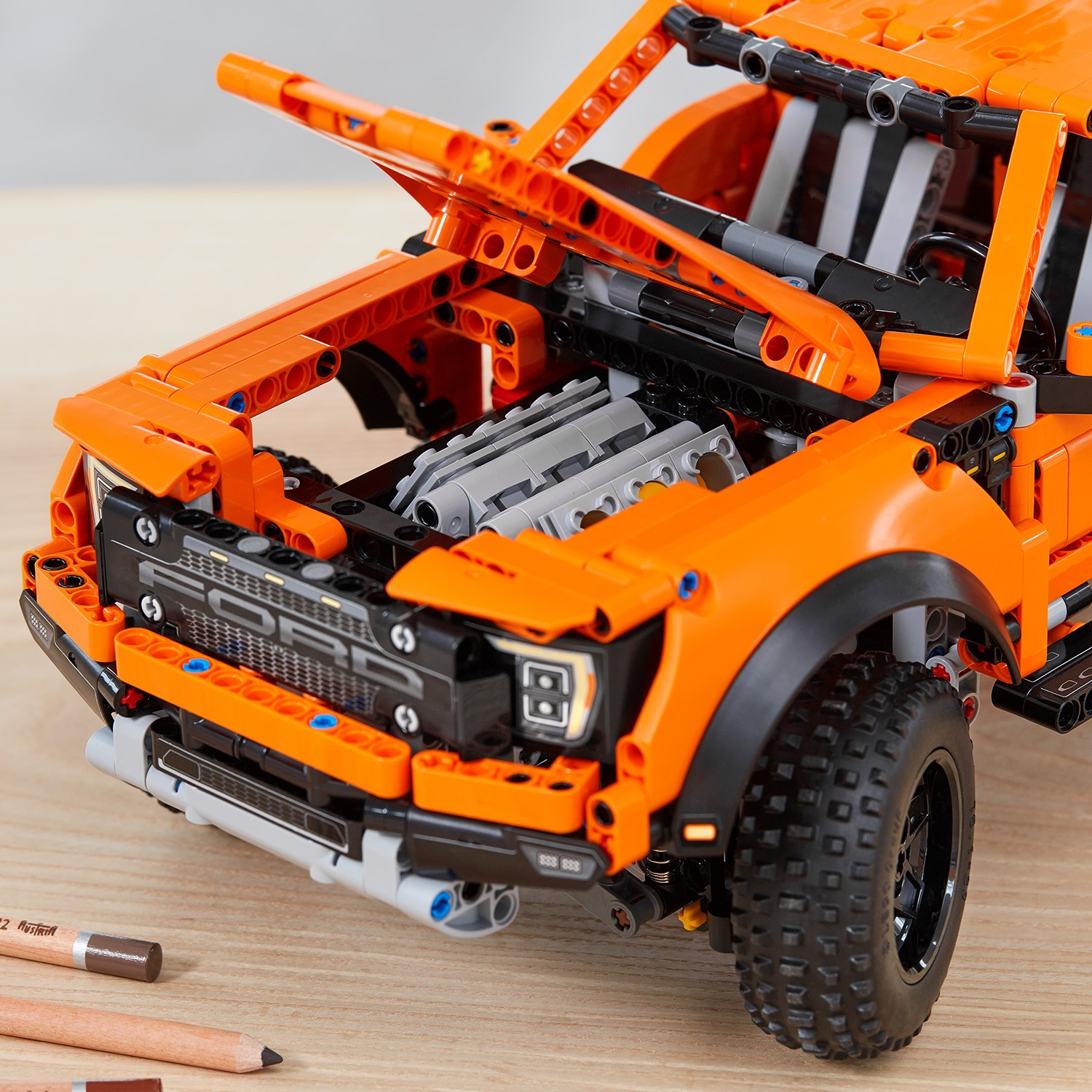 Конструктор LEGO Technic Ford F-150 Raptor 42126 - фото 9