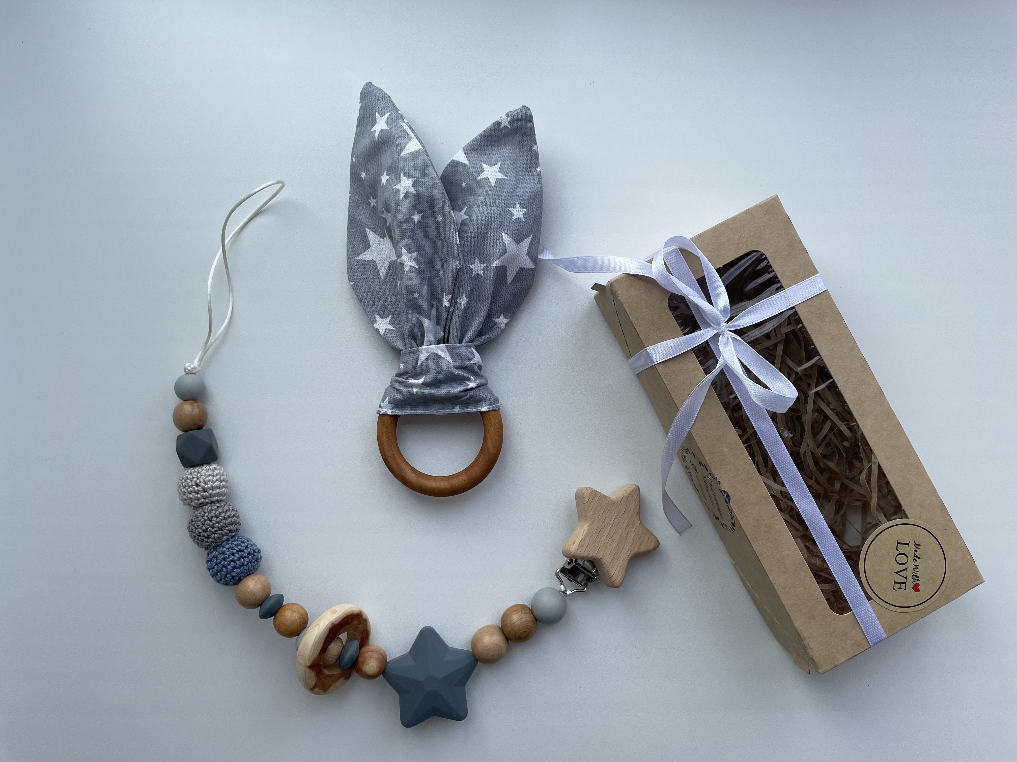 Подарочный набор младенцу Счастливые Моменты Можжевелово/силиконовый + Грызунок «ушки-зайчика» серый - фото 1