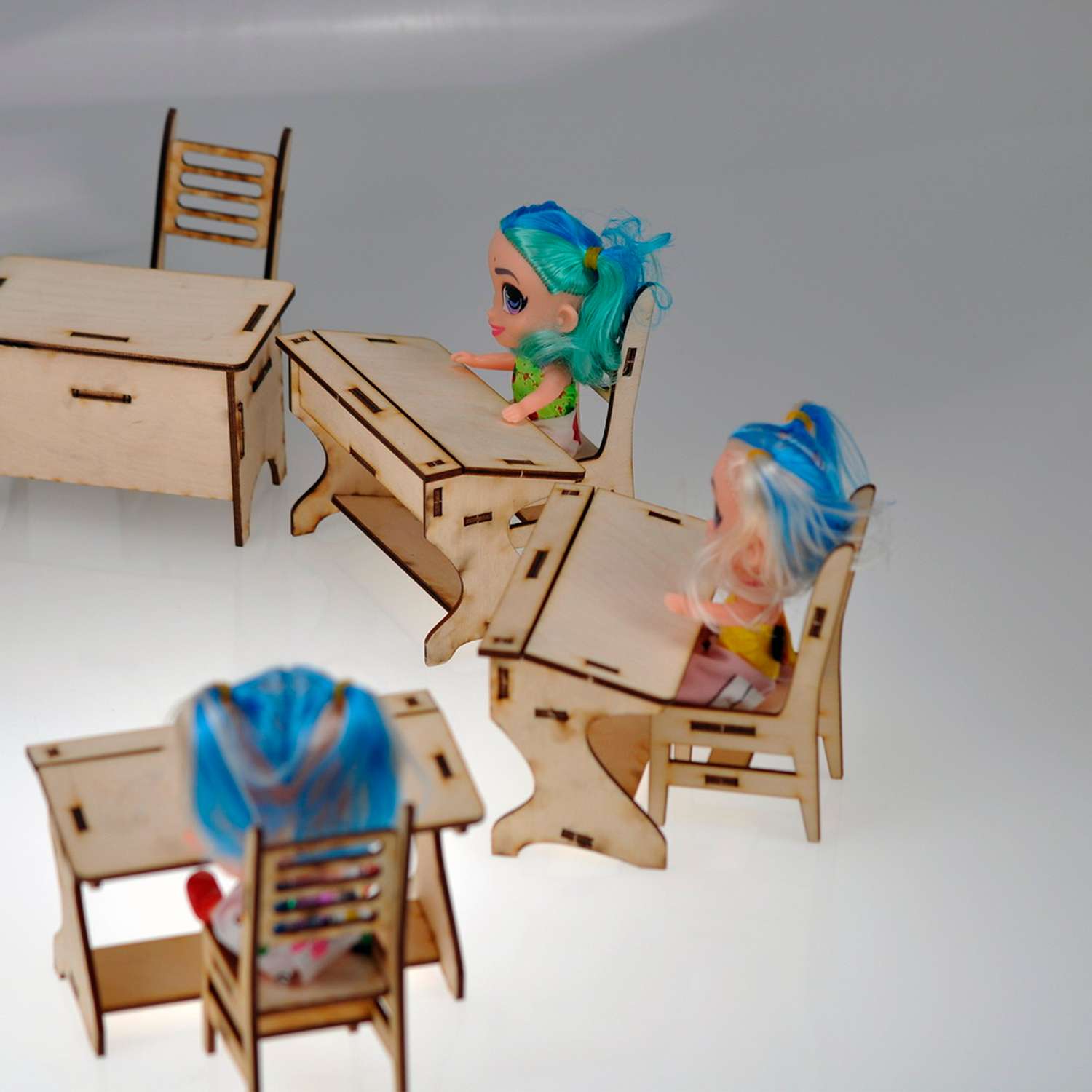 Игровой деревянный класс Amazwood 5 парт- учительский стол - доска - 6 стульев - 6 кукол AW1006 - фото 2