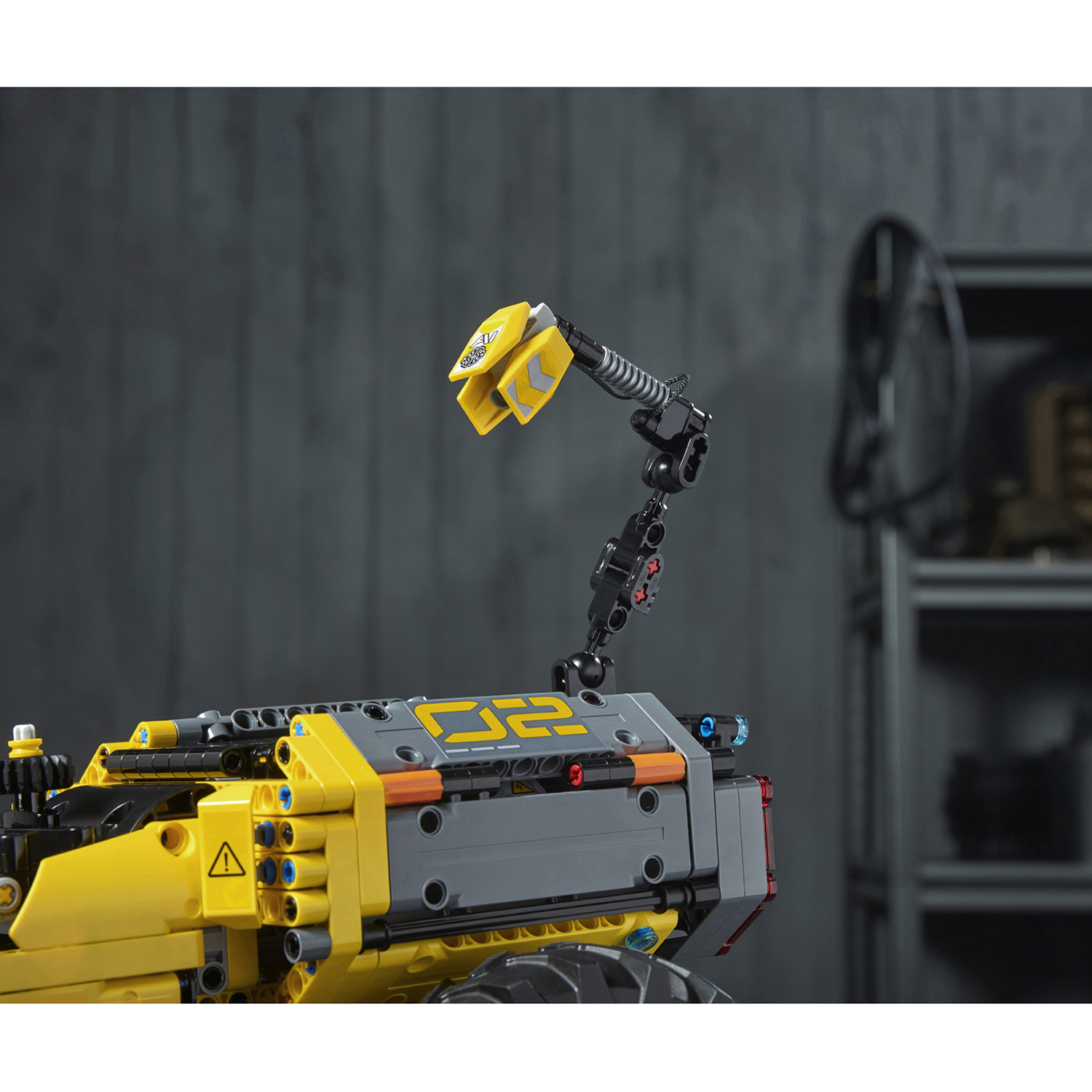 Конструктор LEGO Technic Volvo колёсный погрузчик ZEUX 42081 - фото 25