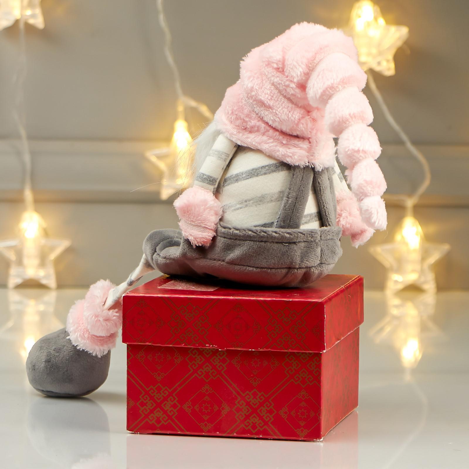 Кукла интерьерная Зимнее волшебство «Дедушка в сером комбинезоне и розовом колпаке» 39х17х11 см - фото 4