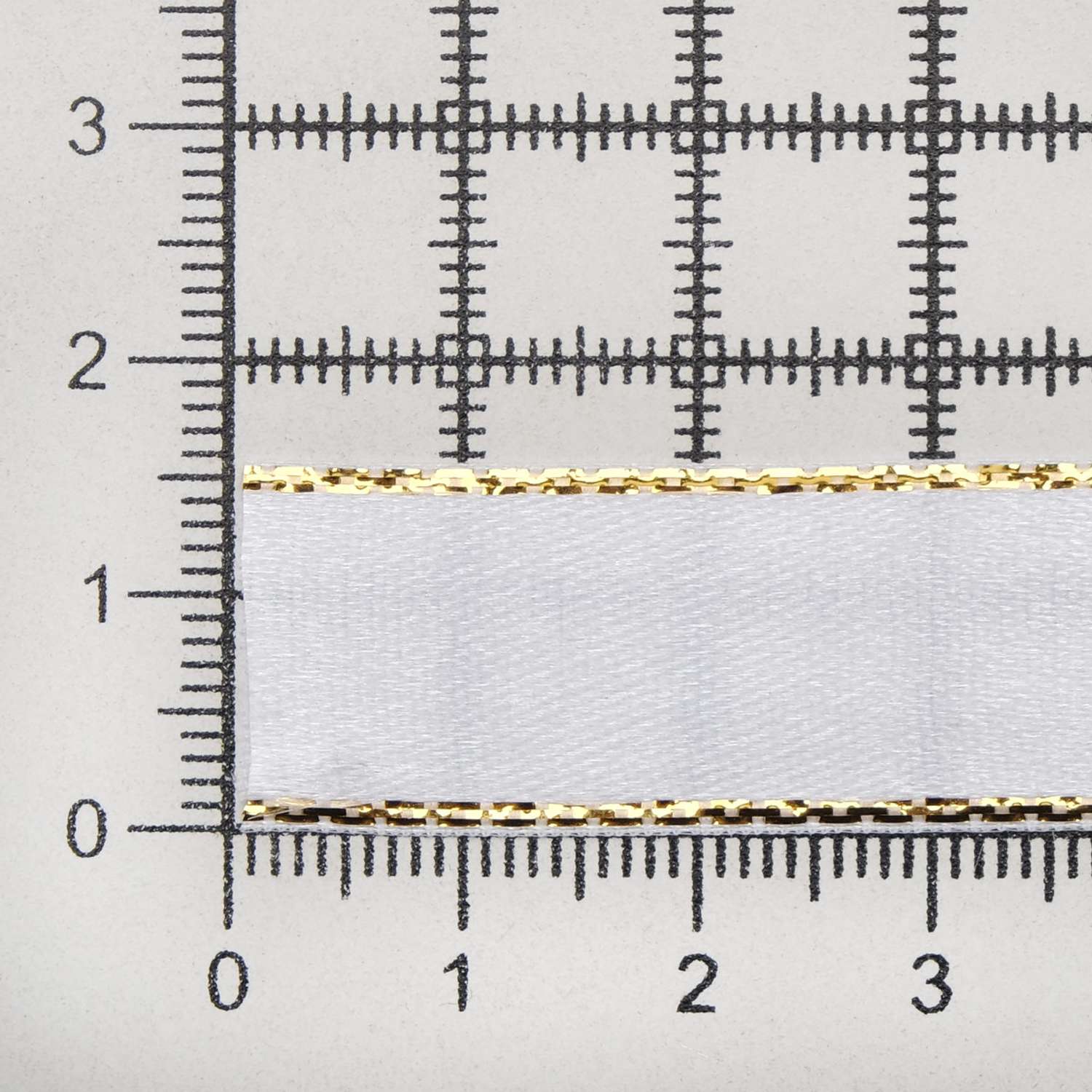Лента Айрис атласная односторонняя упаковочная с золотой нитью 15 мм 22.86 м 001 белый - фото 3