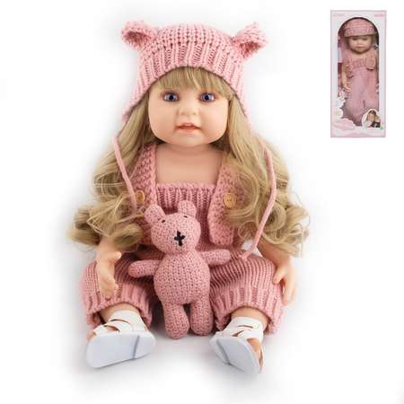 Кукла Junfa В розовом вязанном комбинезоне и шляпке с плюшевым мишкой