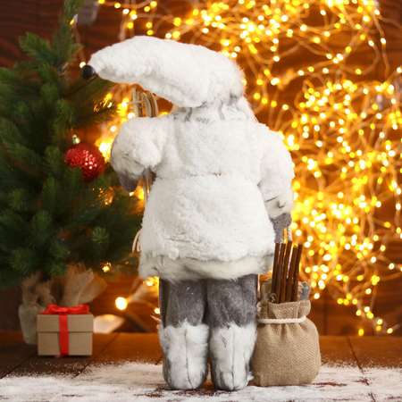 Дед мороз Зимнее волшебство «В белой шубке с лыжами» 23х45 см