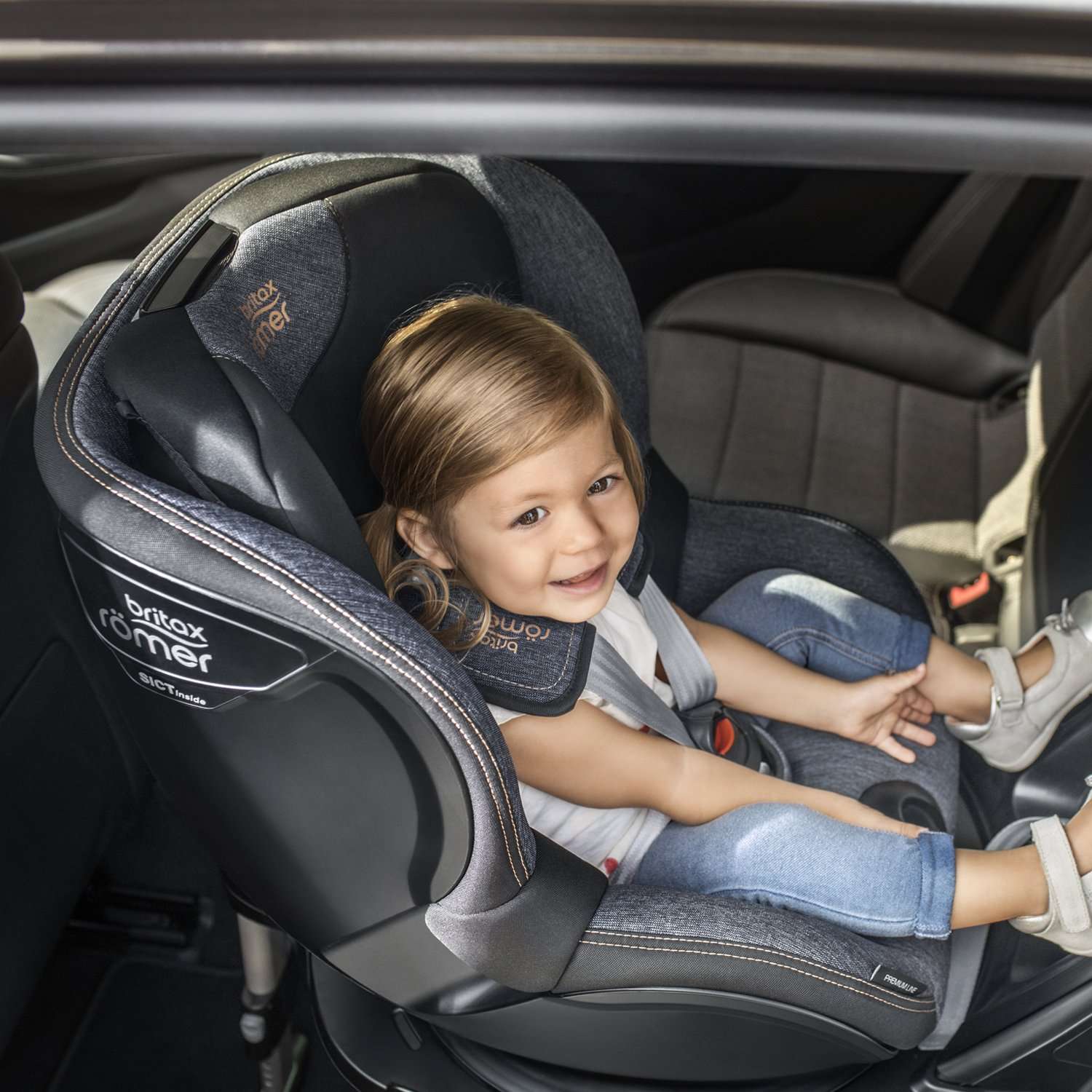 Детские кресла до скольки лет 2024. Автокресло Britax Roemer i-Size. Britax Dualfix i Size. Автокресла Romer Dualfix с ребенком. Автокресло Бритакс Ромер м сайз.